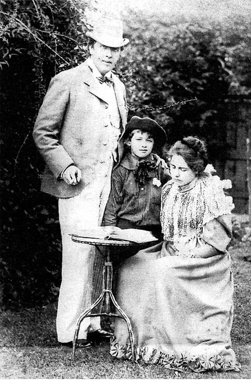 Oscar Wilde junto com seu filho Cyril e sua esposa Constance Lloyd;;
