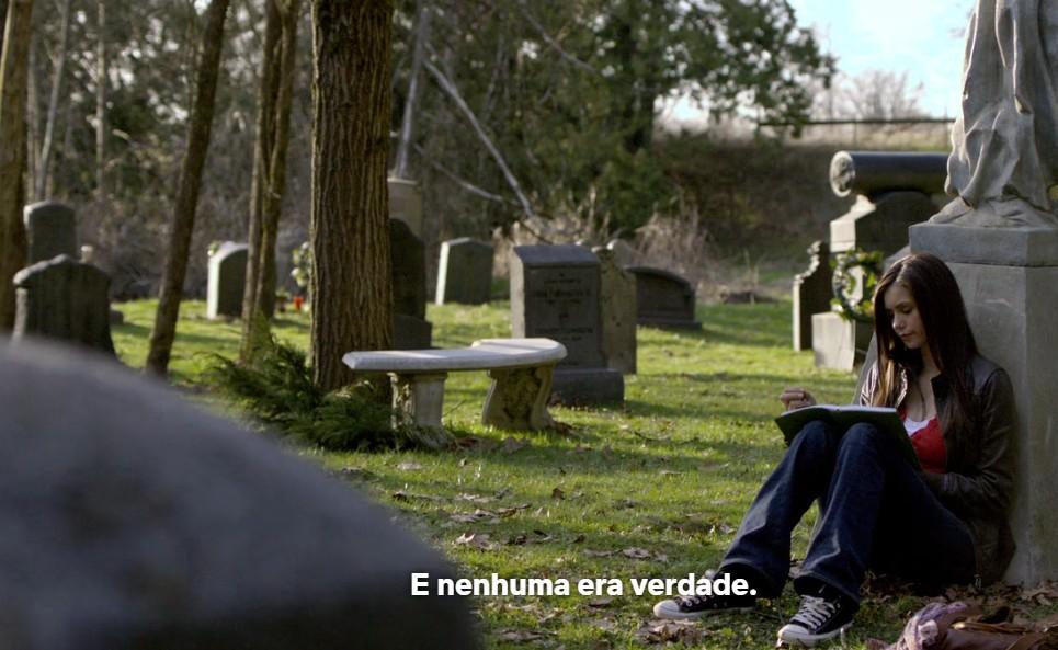 The Vampire Diaries - Elena Gilbert no cemitério escrevendo em seu diário;
