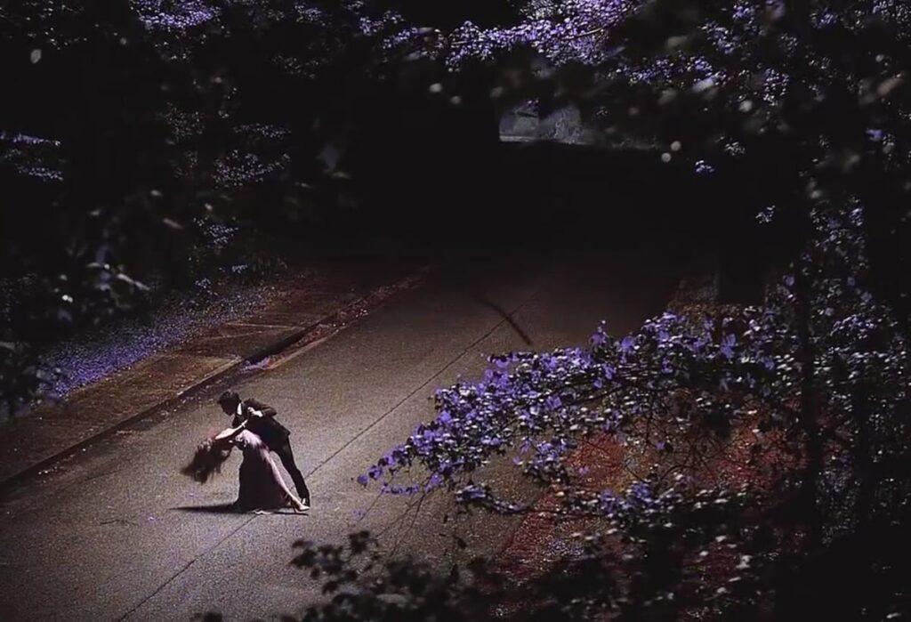 The Vampire Diaries - Elena e Damon dançando no meio da rua.