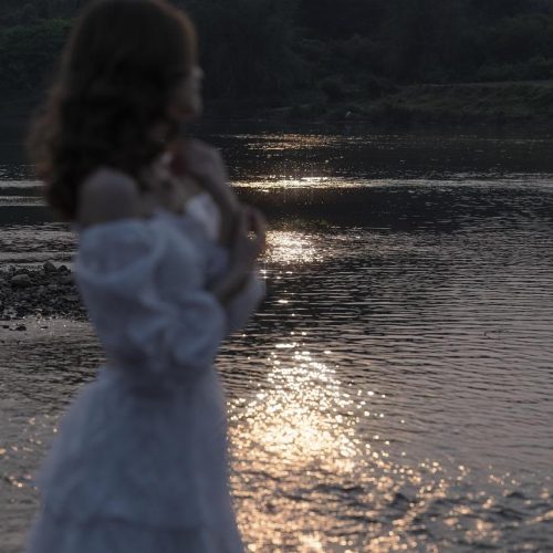 Sonhadora. Poema curto sobre sermos sonhadores demais e vivermos sempre com os pés fora do chão.