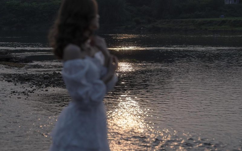 Sonhadora. Poema curto sobre sermos sonhadores demais e vivermos sempre com os pés fora do chão.